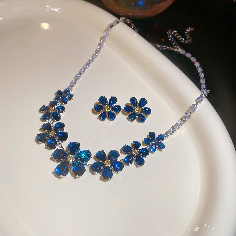 Collar de aretes cuadrados con incrustaciones de diamantes de dos piezas de moda, lujo ligero, collar de alta gama, temperamento exquisito, conjunto de joyas de todo fósforo