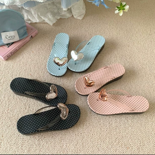 Женские пляжные шлепанцы 2025 года, новые, универсальные, с сердечками в горошек, летняя обувь, мягкая подошва, толстая подошва, сандалии