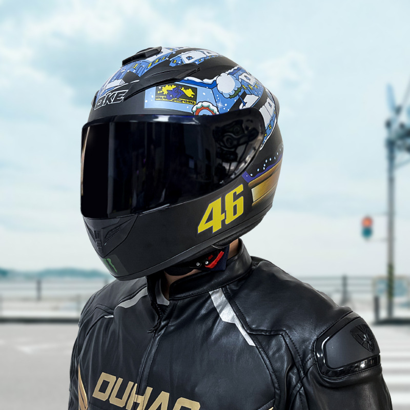 男性と女性のための Qike オートバイ ヘルメット、オールシーズンライダーのための冬のパーソナライズされた電気自動車ヘルメット、Bluetooth オートバイ フルフェイス ヘルメット