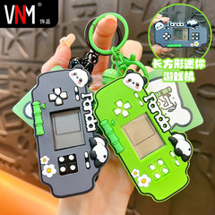 創意的で可愛いミニパンダゲーム機のキーホルダーは精巧なカップルのリュックサックに飾られています。
