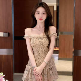 一字肩碎花连衣裙女夏2026新款木耳边打揽收腰显瘦蛋糕褶皱短裙潮