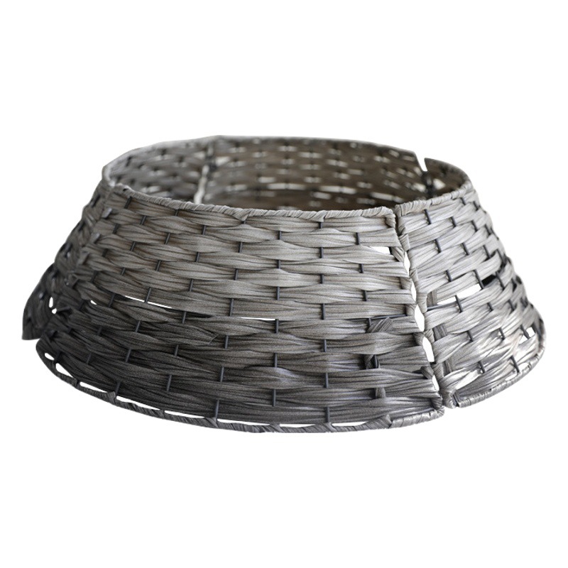 Árbol de Navidad cerca del árbol de Navidad cerca de la base del árbol cesta tejida a mano adornos navideños al por mayor