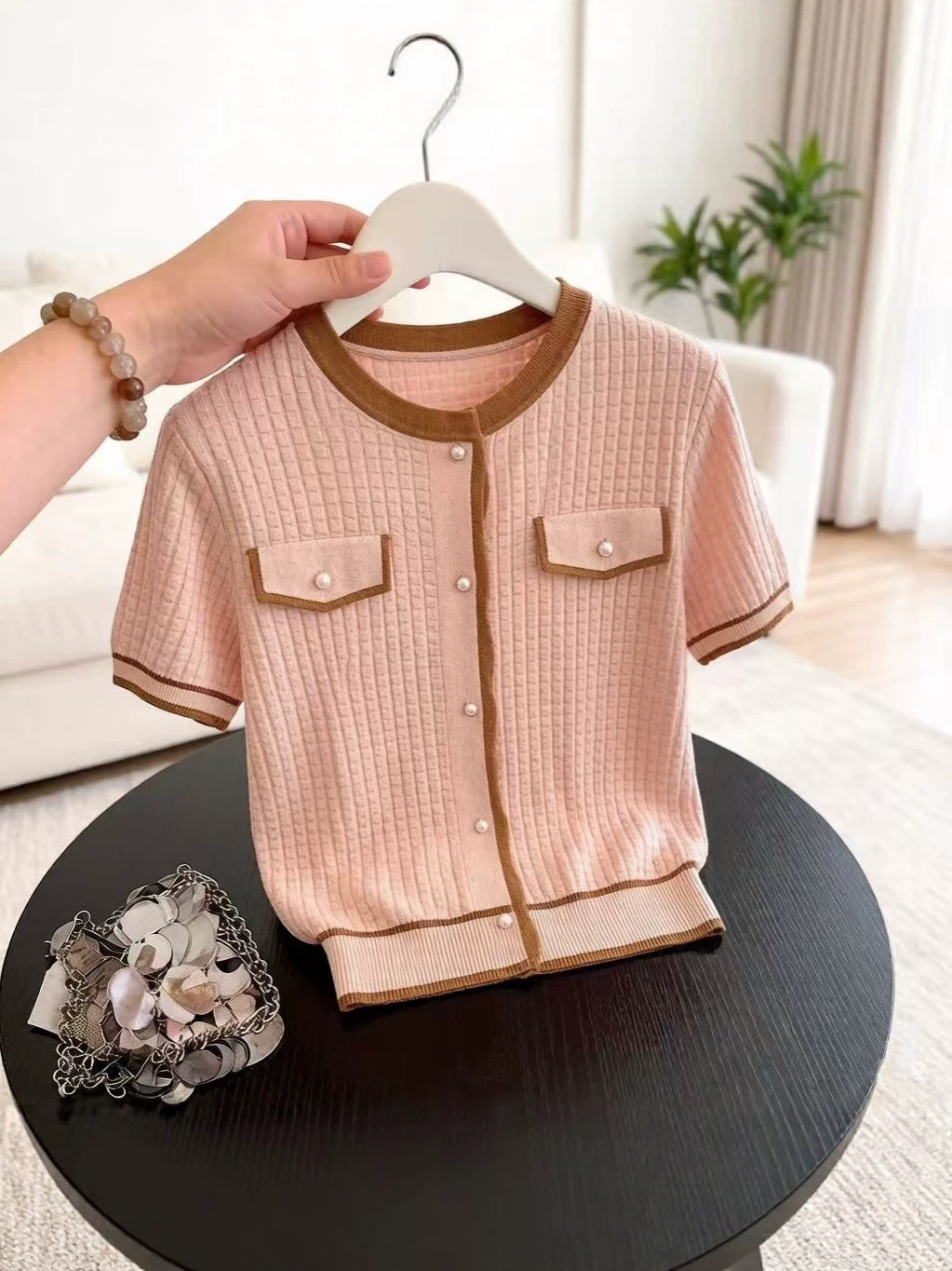 Áo thun cổ tròn dệt kim lụa băng tay ngắn mỏng phong cách tiểu thơ — màu xanh lá cây nhạt