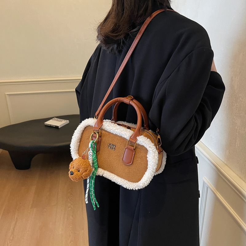 가을과 겨울 거친 가장자리 트렌드 매트 질감 캐주얼 핸드백 2024 새로운 패션 양모 어깨 크로스 바디 여성용 가방