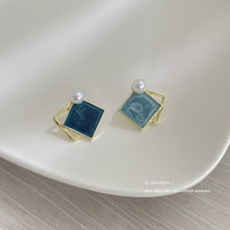 Pendientes transfronterizos, pendientes de metal de alta calidad, pendientes de 2025 nuevos pernos de moda, temperamento ligero y lujoso, pendientes de atmósfera