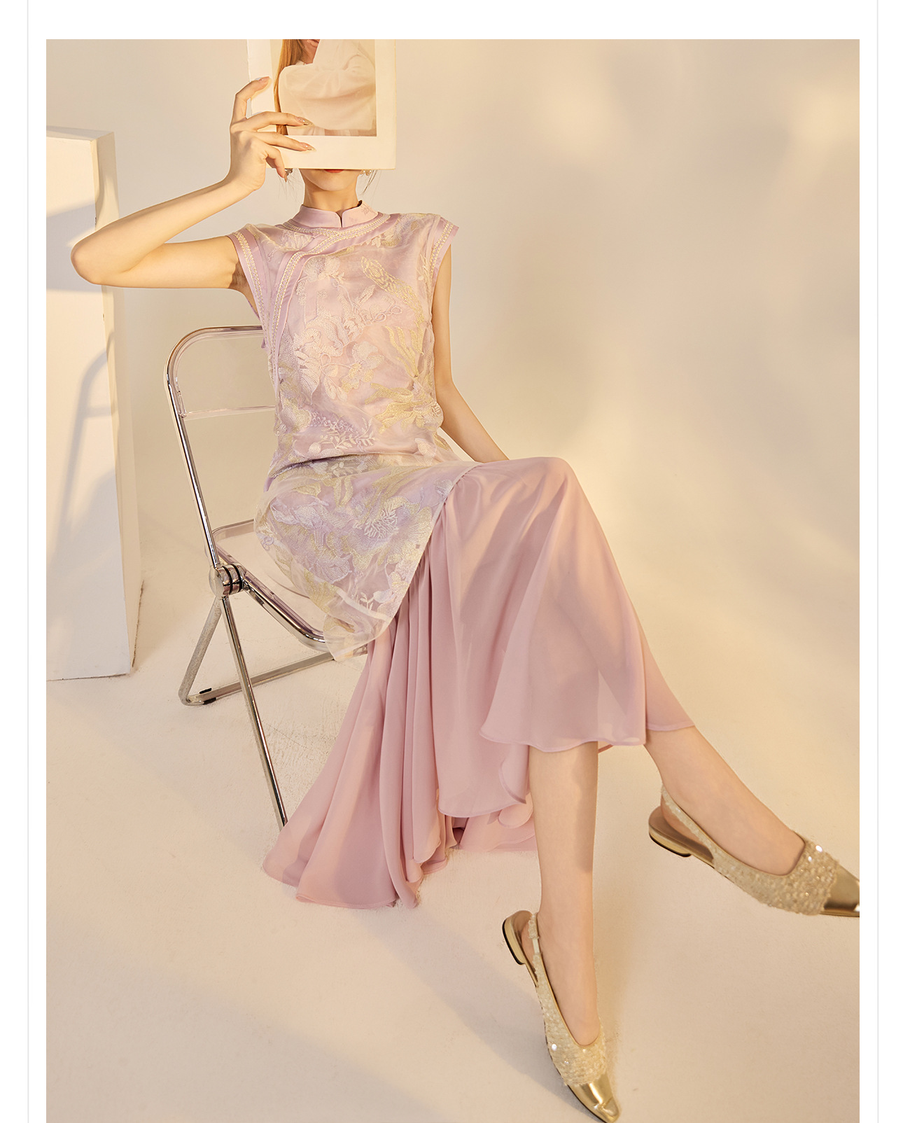 Đầm sườn xám cổ đứng tay lỡ in họa tiết đính cườm cao cấp phong cách Tân Trung Hoa — màu vàng, màu tím chi tiết 9