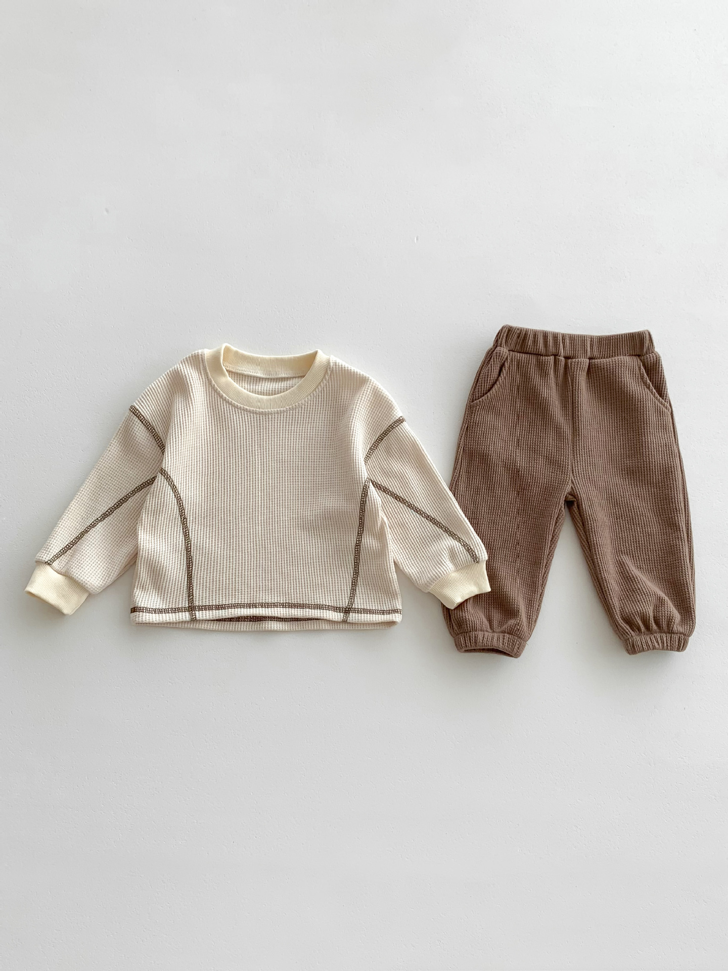 韓国版洋気子供服2023秋男女子供カジュアルゆったりワッフルセット長袖tシャツ赤ちゃんズボン
