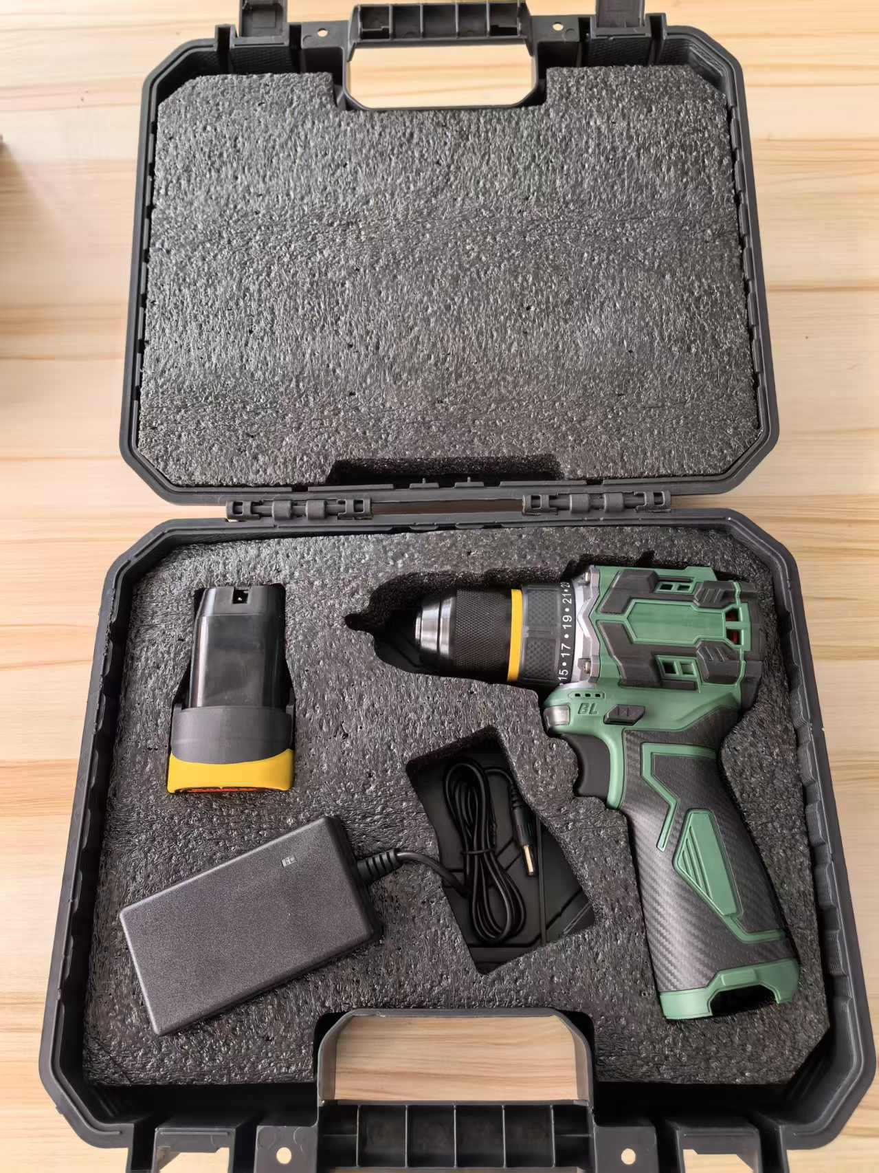 기계 1대, 배터리 1대, 충전 1대 - 플라스틱 상자에 포장됨