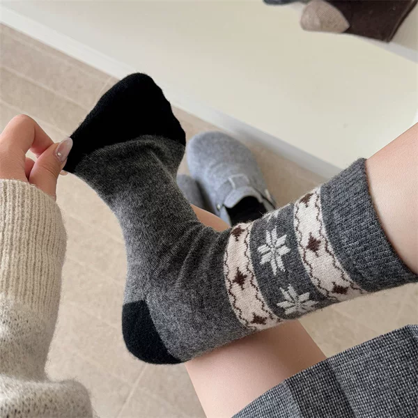 Fair Isle Snowflake Japanese Style Autumn and Winter Socks for Women, Retro Color-Blocking Wool Socks, Thickened Warm Mid-Calf Slouch Socks for Women
