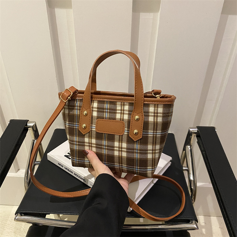 Bolsa de tela a cuadrícula 2024, nuevo otoño de gran capacidad, bolso de hombro, bolso de brazo, bolso de cubo de agua, bolso de mano