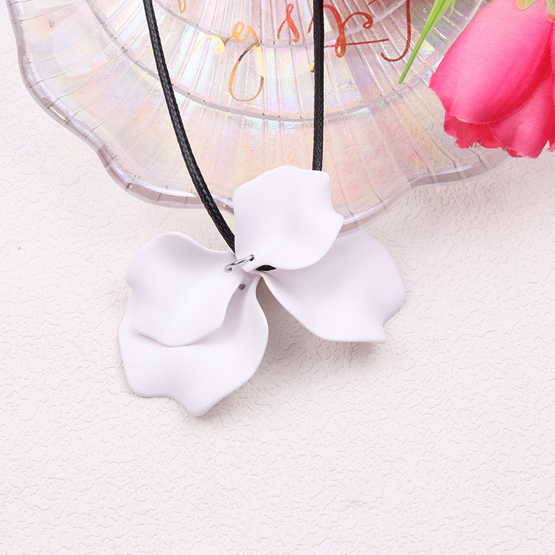 Elegant Flower Arylic Pu Leather Spray Paint Women's Pendant Necklace display picture 9