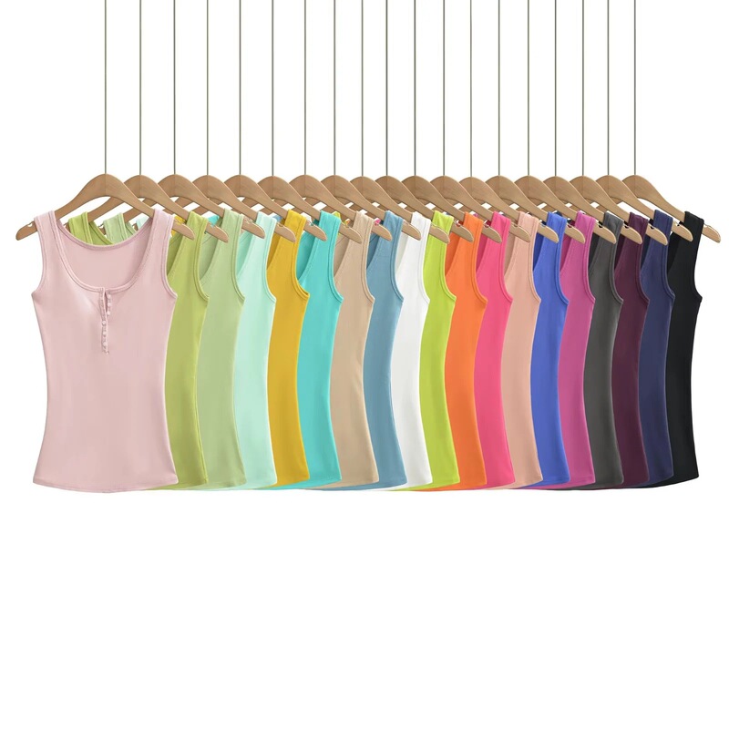 BM-style candy-colored henley collar tank top for yoga and fitness, with a square neckline that reveals the collarbone, tight-fitting, sleeveless, and suitable for running