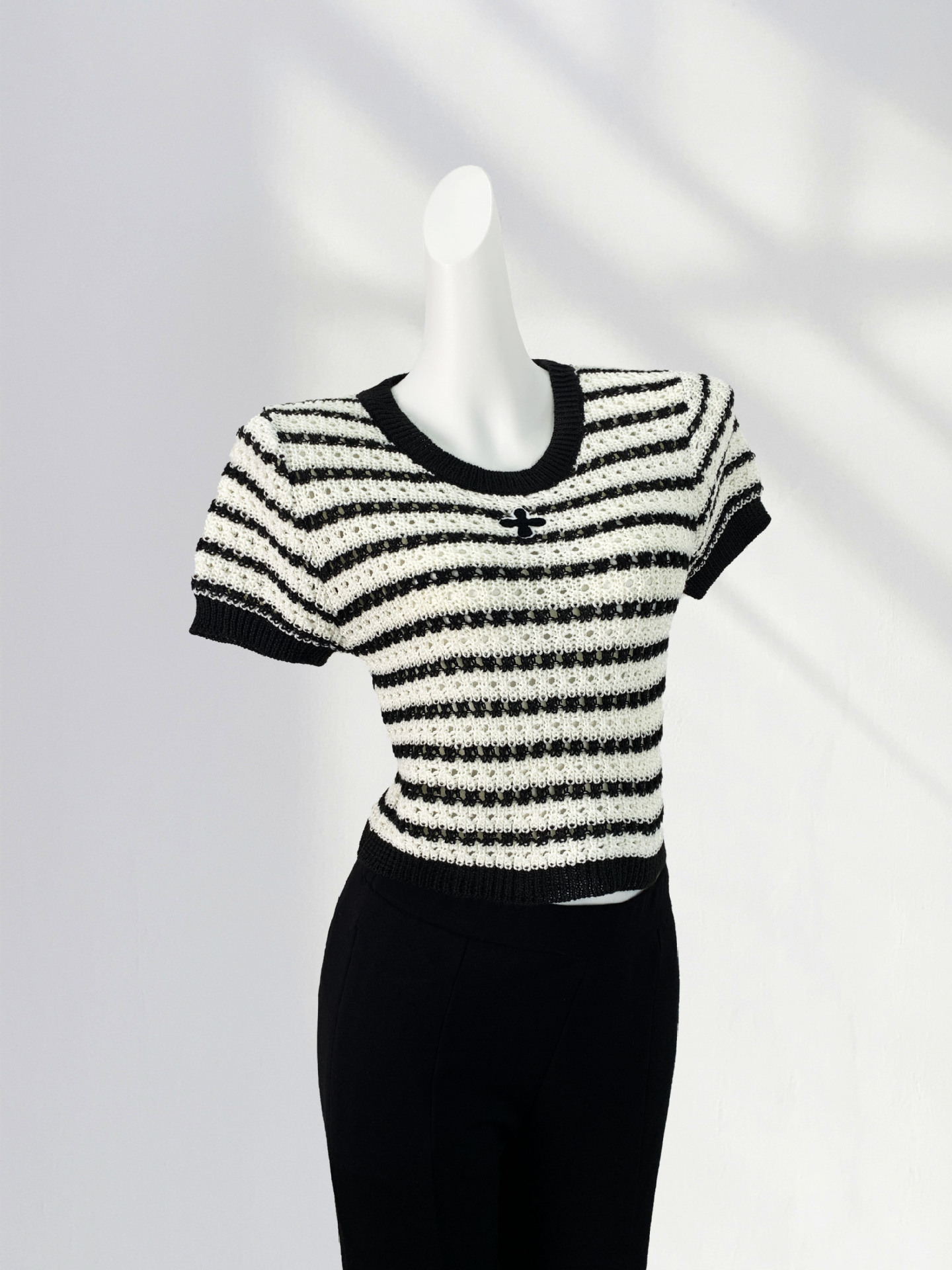 Quality knitted short sweater