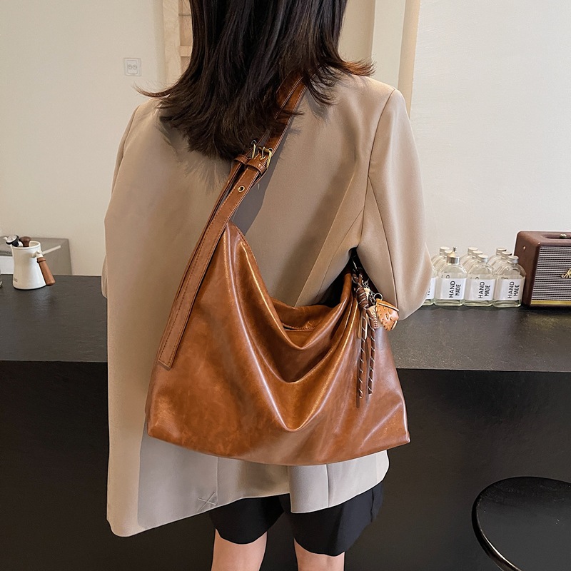 Bolsa de tote nueva gran capacidad de damas pulita cara de mujer 2024 otoño invierno simple alta textura de viaje bolsa de hombro