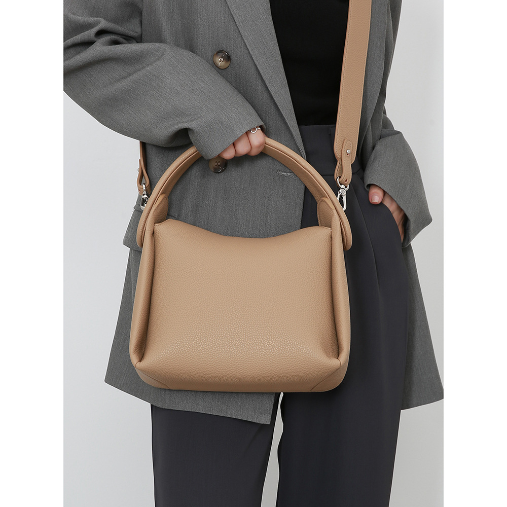 Suave caja de cigarrillos bolsa casual bolsa de dumpling francés 2024 primavera y verano nuevo simple todo partido retro hombro bolsa de mensajero