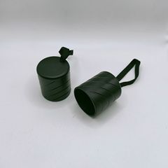 三つ折りの日傘の取っ手は黒いプラスチックのつや消しの中号の斜線の傘の柄の16ねじの傘の柄を交換します。
