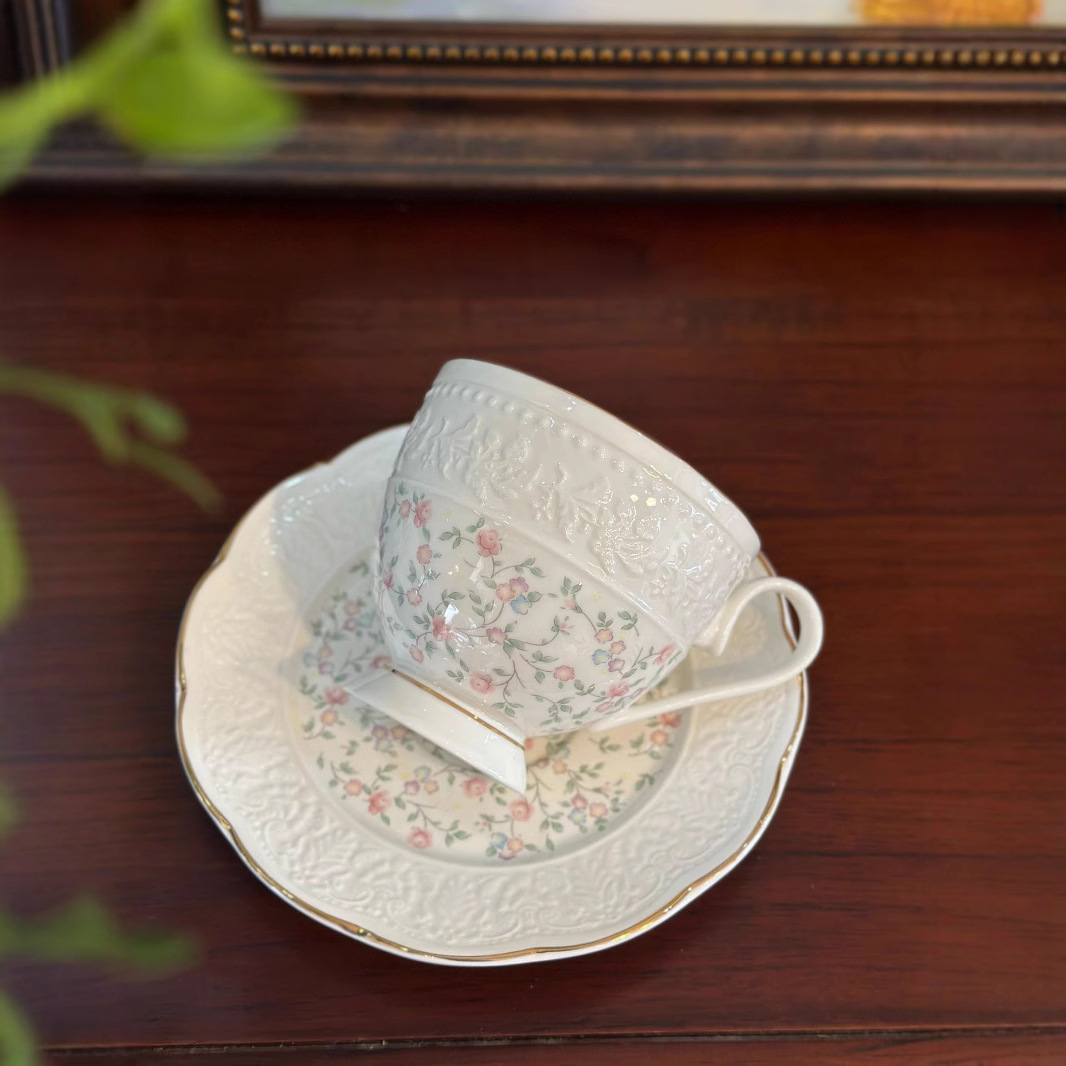 Taza de café en relieve británica ligera, transparente, elegante y fresca, taza de café de la tarde, taza de café, taza de restaurante premium