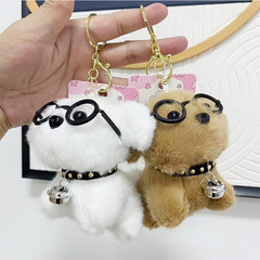 赤い本の同じタイプのぼうっとしている萌えメガネの子犬のキーチェーンのぬいぐるみのペンダントのかわいい子犬のぬいぐるみのカップルのリュックサックは飾ります。