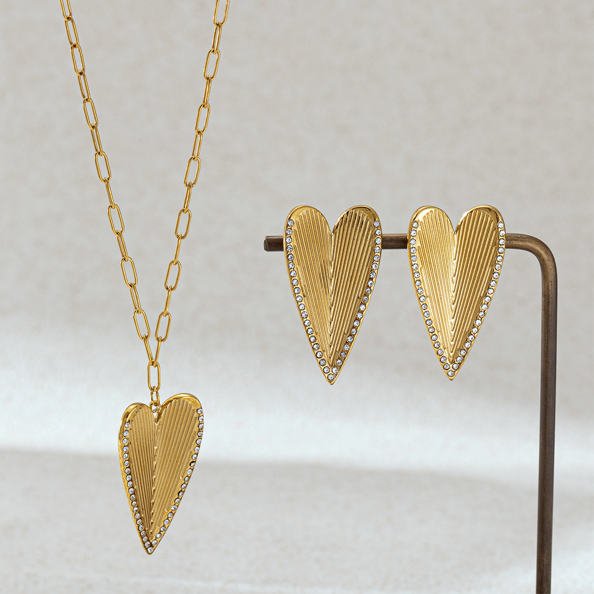 Tina Europa y América acero inoxidable transfronterizo lujo ligero de alto nivel sentido de nicho diseño amor diamante collar de acero titanio mujer