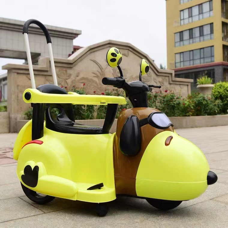 Coche eléctrico para niños con barandilla de empuje, triciclo de oso desafortunado para bebés que pueden montar juguetes pequeños coches de batería Magnolia