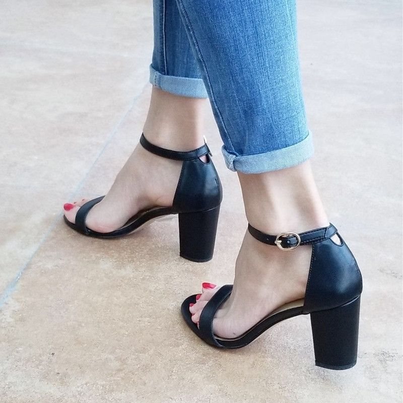 Sandalias para mujeres 2023 verano nuevo estilo francés con sandalias de talón grueso versátil de dedos abiertos sandalias de talón alto negro