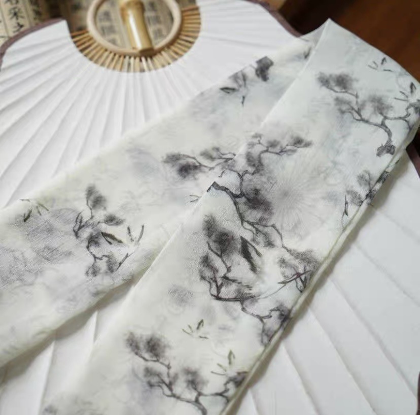 Pinos y cipreses en el acantilado.