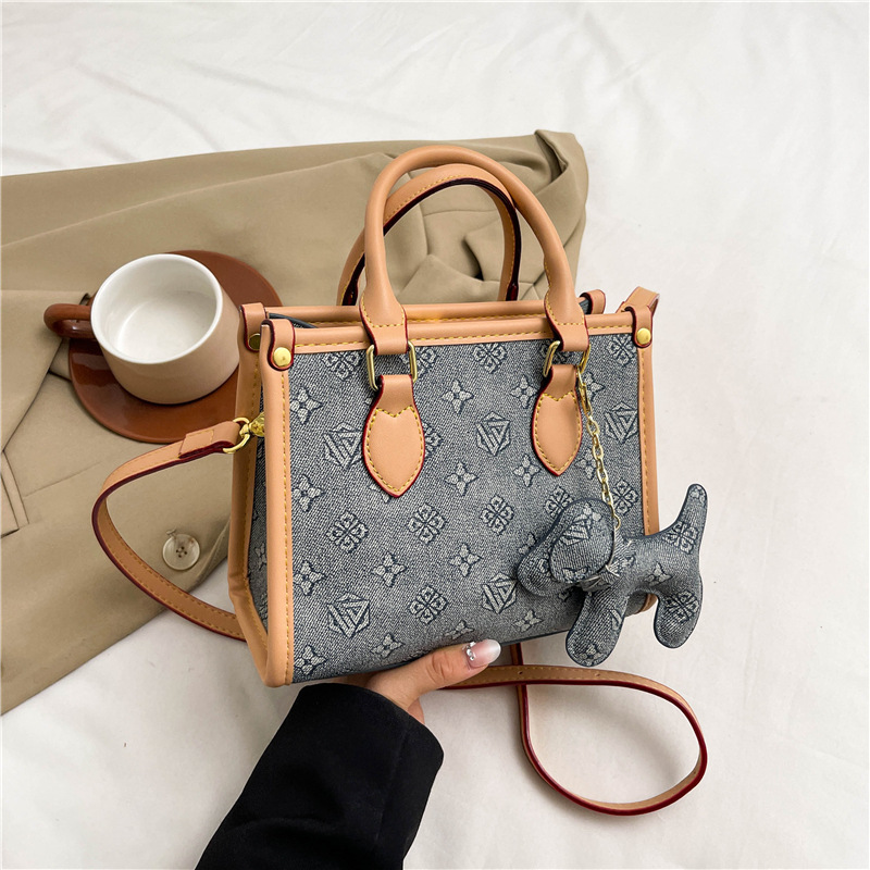 Bolsos clásicos de presbiterio con estampado de letras Bolsos tote Bolsos retro europeos y americanos al por mayor transfronterizos Bolsos de hombro con textura de todo fósforo