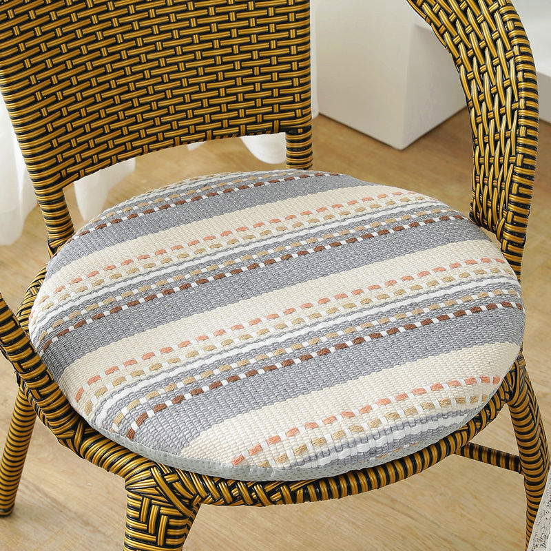 綿麻の円形の座布団を厚くして、藤の椅子の座布団を分解して洗うことができます。