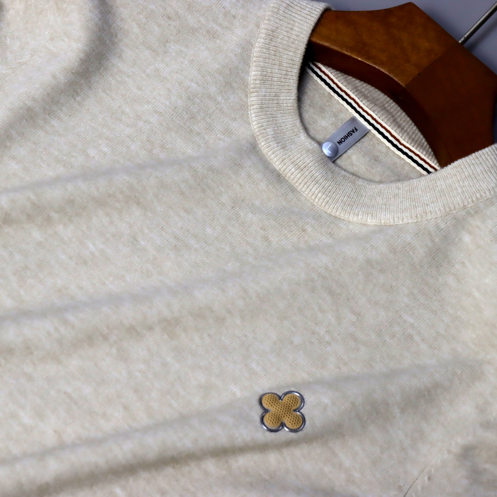 Abbigliamento maschile 2024 tendenza coreana maglione girocollo lavorato a maglia con distintivo in cashmere super morbido, autunno uomo, camicia calda e sottile_voghion.com