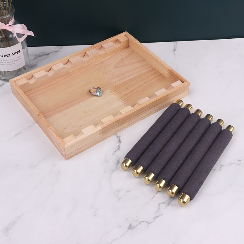 ��ָչʾ��ľ���¿���ָ������Ů�����ν�ָ���ɺ�չʾ����