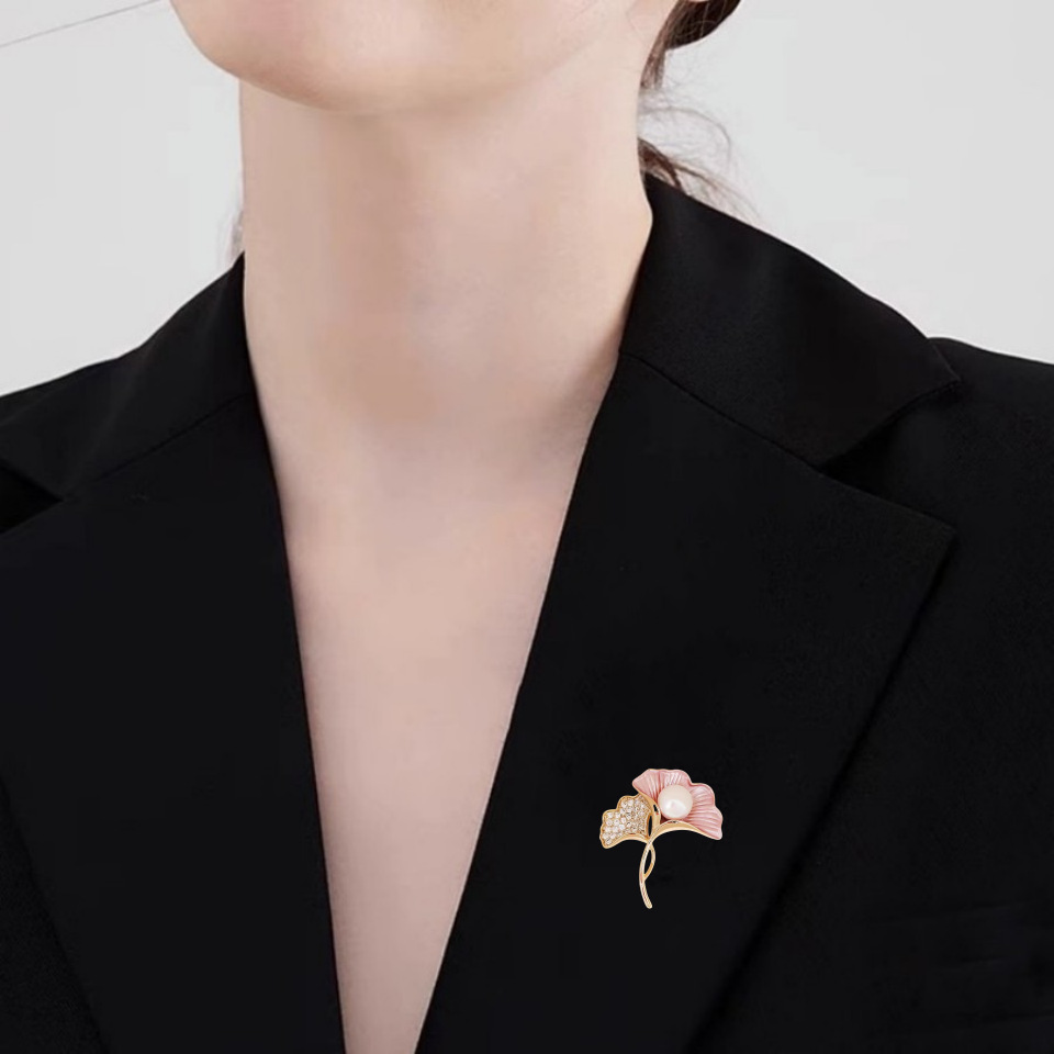 Elegante roze ginkgo blad broche voor dames met parel_voghion.com