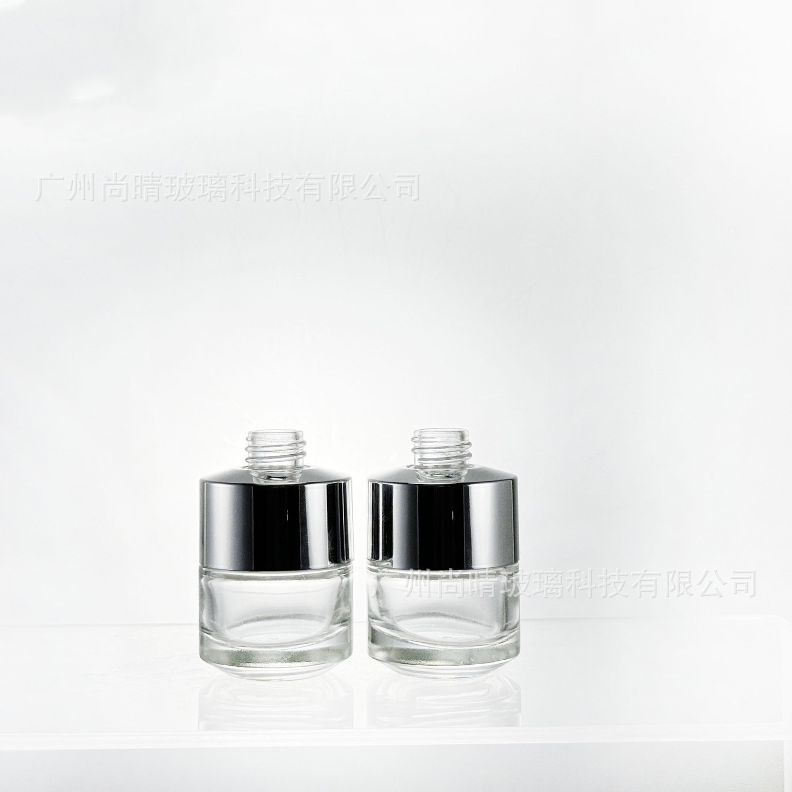 Spot nuevo estilo 30ml manga de hombro cuentagotas botella de aceite esencial de esencia de prensa portátil botella de vidrio cosmético