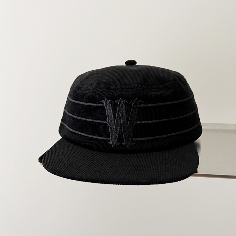 Cappello a tesa piatta a righe stile americano con lettera 3d_voghion.com
