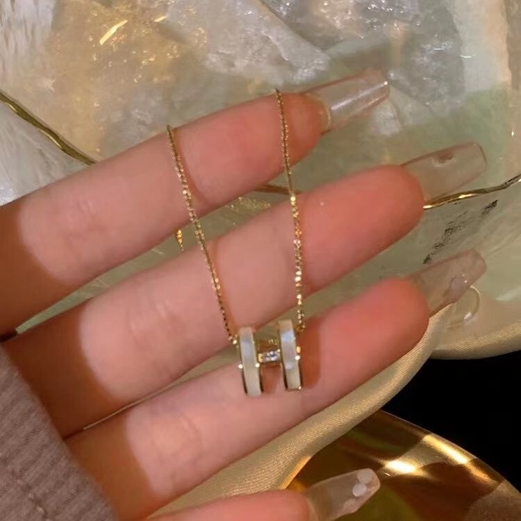 本物の金メッキジルコンのアルファベットのペンダントのネックレスは小さくてシンプルです。|undefined