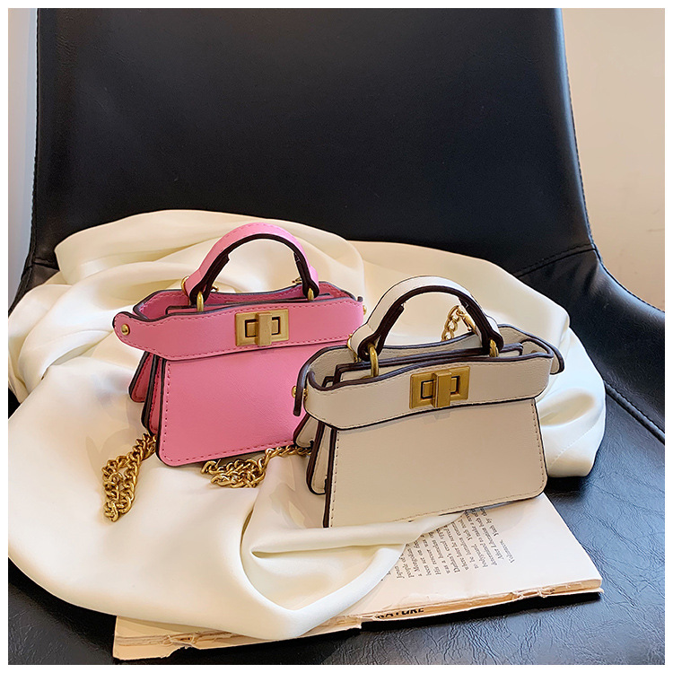 Nuovo stile di sfilata di celebrità di Internet di nicchia Stile di celebrità Stesso stile Borsa per rossetto con catena diagonale a mano con lucchetto a doppia faccia_voghion.com