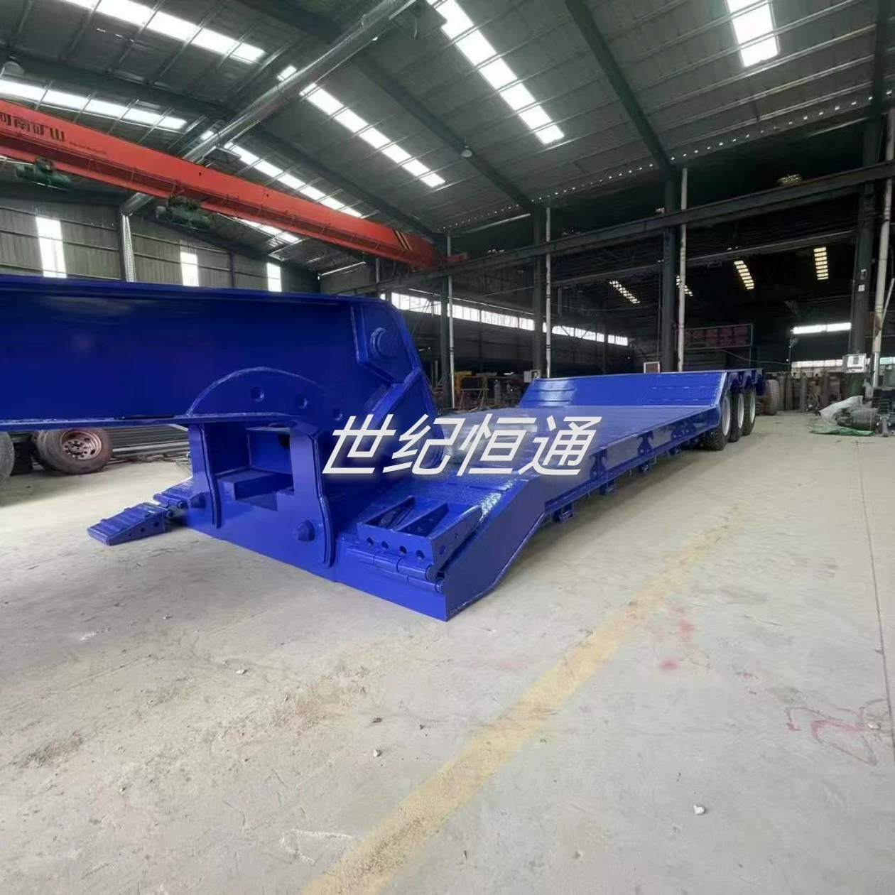 Прямые поставки от производителя: 4-осный низкорамный полуприцеп, тягач для перевозки низкорамных полуприцепов.