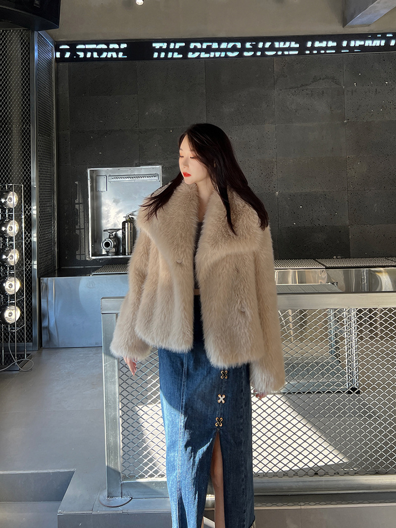 1400g Weight Faux Fur Coat Outerwear Type Long Sleeve Sleeve Length Regular Sleeve Sleeve Type Artificial Fur Fabric Type Regular Top Length Coat Tops Type Holiday, Daily Occasion Turndown Neckline Loose Fit Type Solid Color Pattern Winter, Autumn Season Women's Gender Elegant, Streetwear Style Women's Elegant Streetwear Solid Color Coat Faux Fur Coat 无