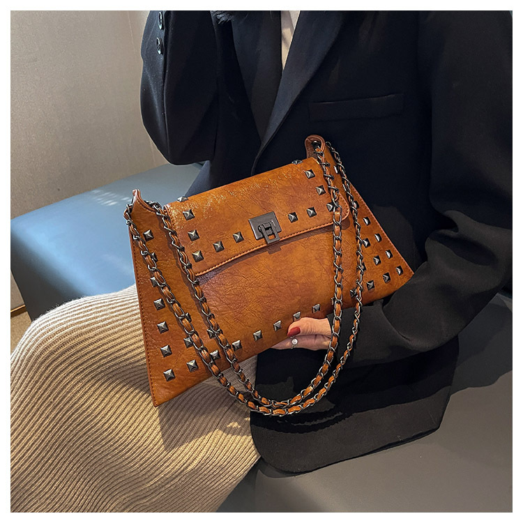 Women's Pu Leather Solid Color Streetwear Rivet Square Lock Clasp Shoulder Bag display picture 2