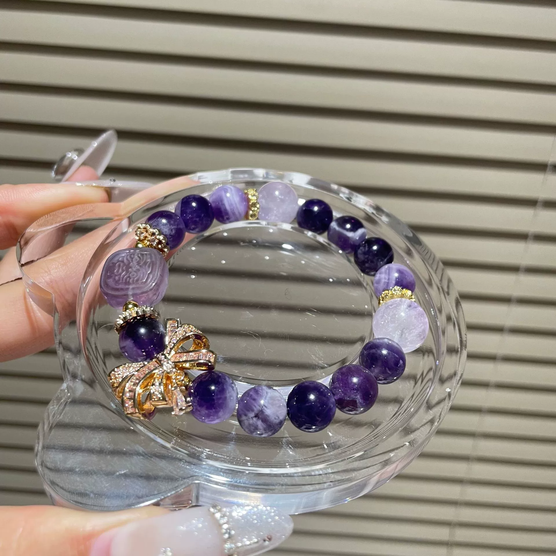 Organic crystal bracelet with amethyst, golden accessory with bow, high-quality style