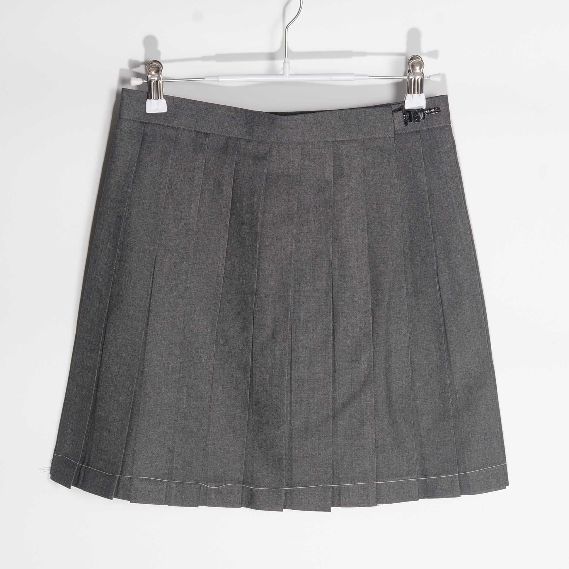 Solid color base pleated skirt