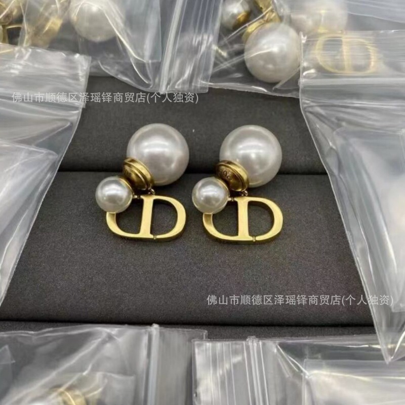 Real shot of D-brand replica pearl CD earrings with logo for women, European and American cross-border D-brand classic pig nose earrings for women, factory direct