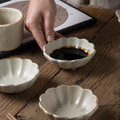 日本式の粗い陶器の食器の花型の小さい食品の碗は材料の小さい碗の3足の小さい料理の皿をつけて調味します。
