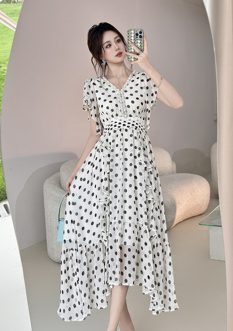 Váy chấm bi không đều cổ chữ V đính đá thiết kế ôm eo — Trắng chi tiết 4