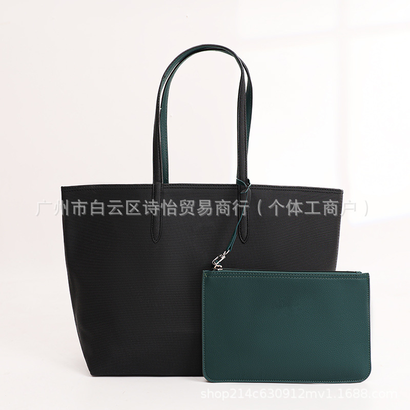 짙은 녹색이 섞인 검정색