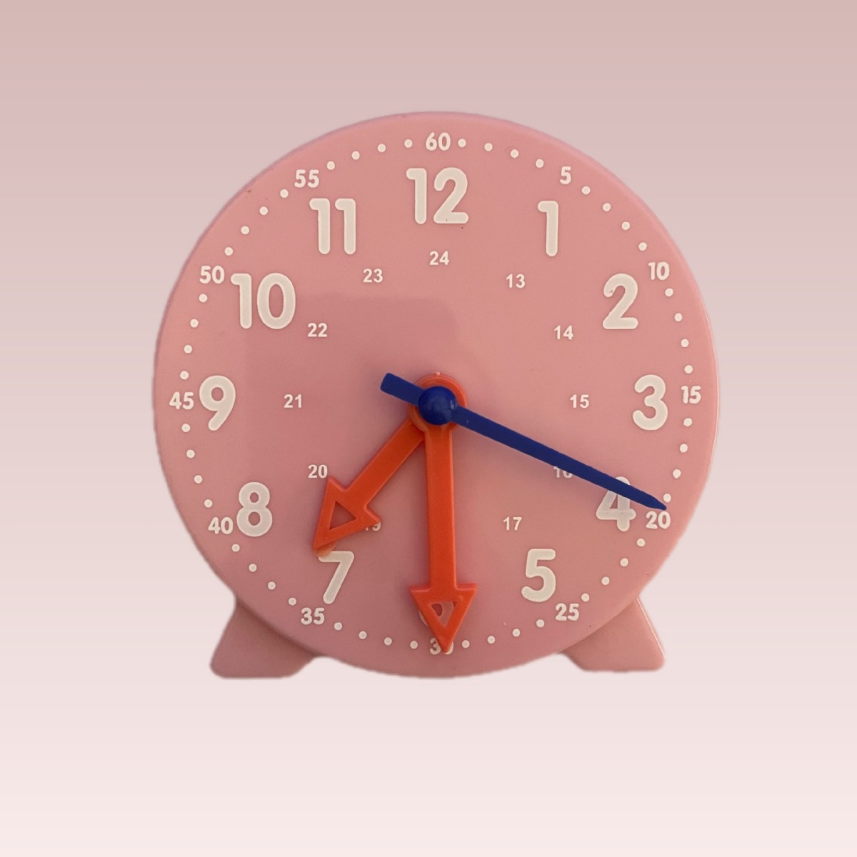 Los estudiantes de primaria de primer y segundo grado enseñan modelos de relojes, relojes de tres agujas, relojes de enlace, herramientas de aprendizaje, comprensión y enseñanza del tiempo.