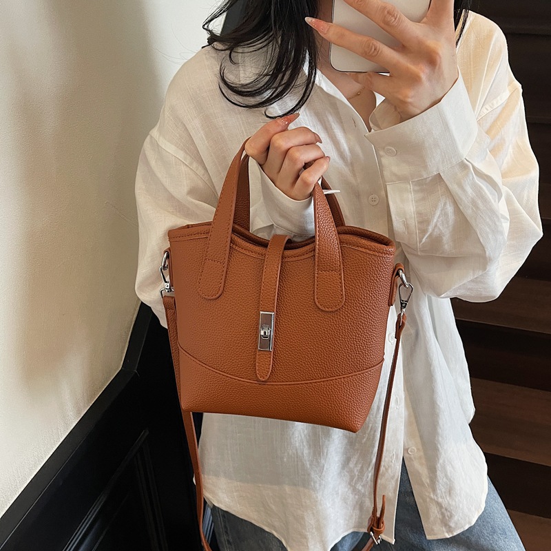 Bolso de textura transfronteriza 2025 verano nuevo bolso femenino moda patrón de lichi bolso bandolera de todo fósforo de color en contraste