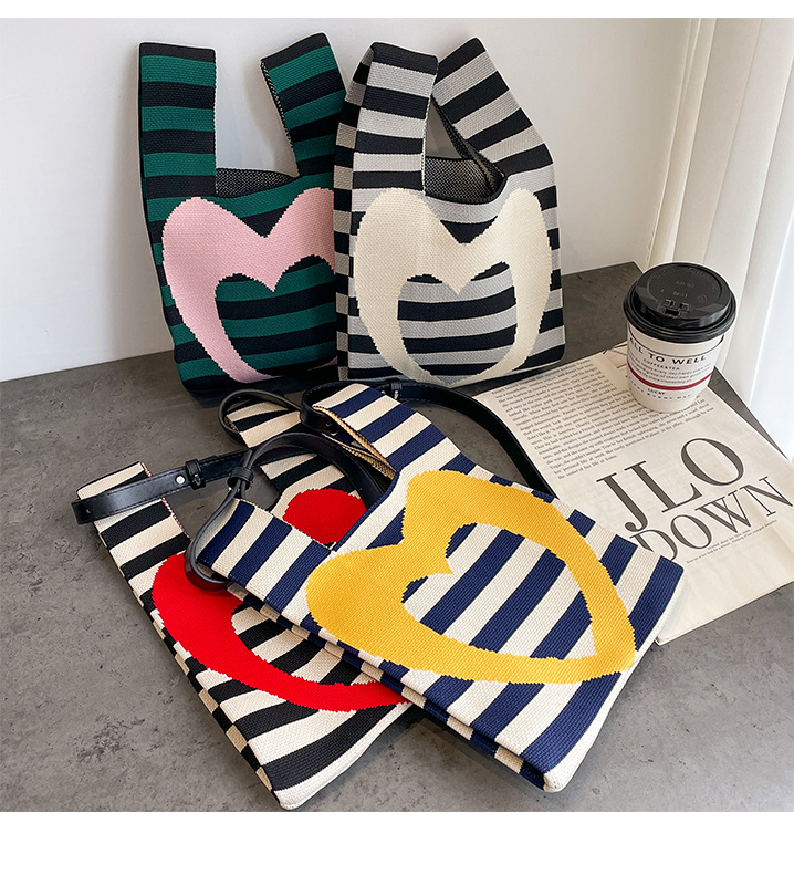 Women's Medium Polyester Heart Shape Cute Bucket Open Handbag Shopping Bags display picture 1