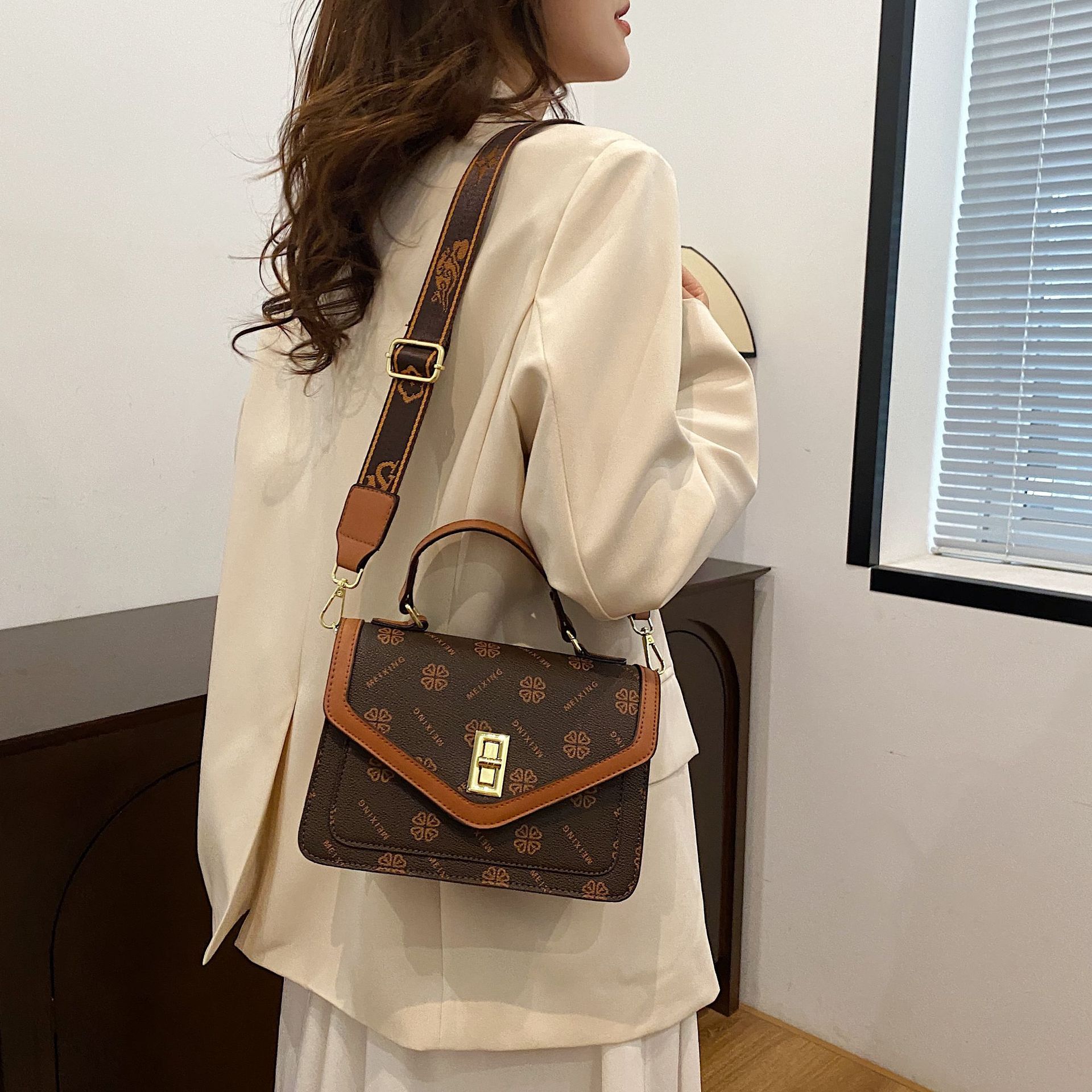 Borsa da donna Linuo Kangaroo 2023 Autunno e inverno Nuova borsa a tracolla monospalla da donna di grande capacità Borsa alla moda e versatile_voghion.com