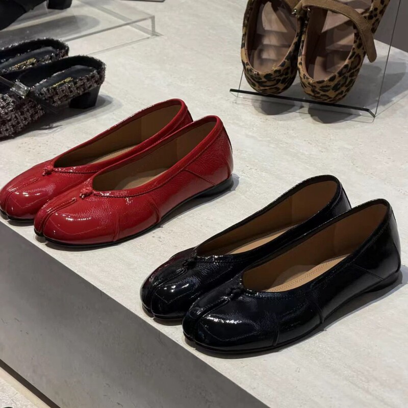 In-Stock Version ~ Niche Design Split-Toe Shoes, Versatile Shallow-Cut Red Single Shoes for Women, Simple and Comfortable