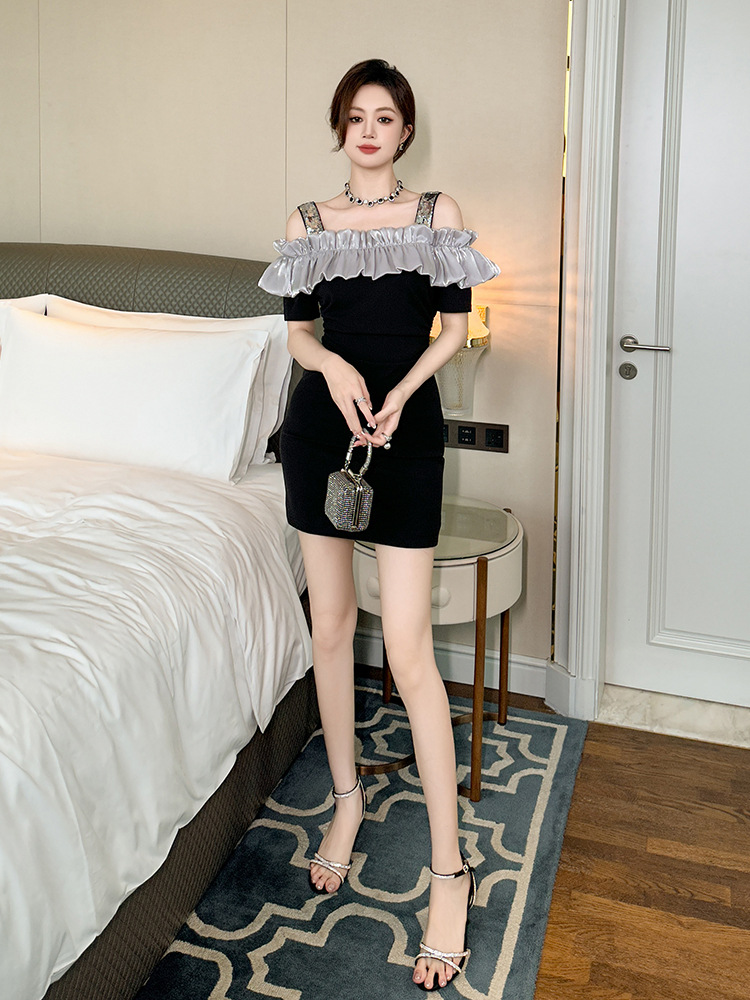 Váy bodycon dây đeo cổ lệch vai xếp nếp ôm sát — Màu đen